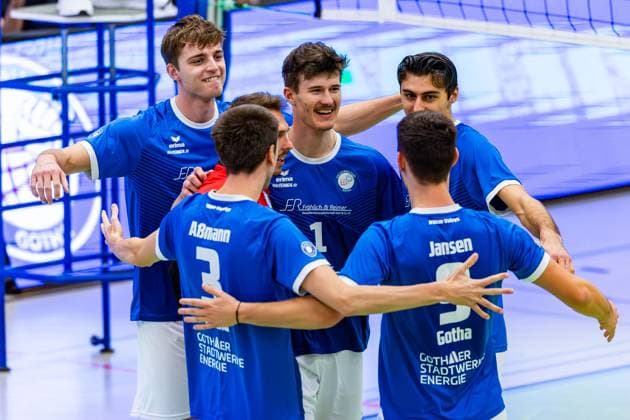 09.11.2025, GER, Volleyball, Saison 2025 2026, Maenner, DVV Pokal, Achtelfinale, Blue Volleys Gotha - Barock Volleys MTV Ludwigsburg Justus Krausse (Blue Volleys Gotha) gemeinsam mit seinen Teamkollegen 99867 Gotha Sporthalle Sportanlage Ernesti Thüringen Deutschland