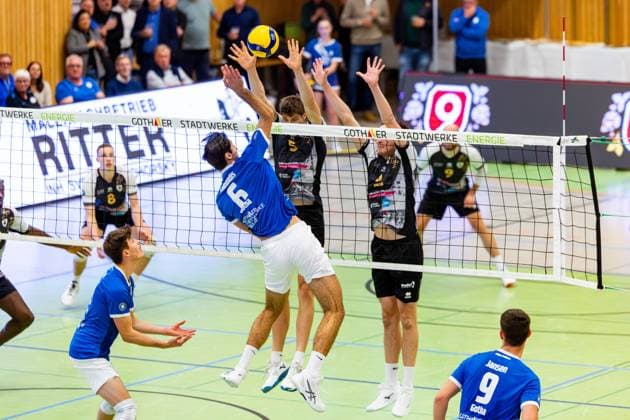 09.11.2025, GER, Volleyball, Saison 2025 2026, Maenner, DVV Pokal, Achtelfinale, Blue Volleys Gotha - Barock Volleys MTV Ludwigsburg Jean Filippidis (Blue Volleys Gotha) im Angriff 99867 Gotha Sporthalle Sportanlage Ernesti Thüringen Deutschland