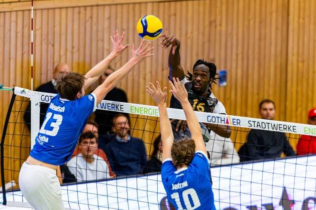 09.11.2025, GER, Volleyball, Saison 2025 2026, Maenner, DVV Pokal, Achtelfinale, Blue Volleys Gotha - Barock Volleys MTV Ludwigsburg Nyherowo Omene (Barock Volleys MTV Ludwigsburg), Ben Bierwisch (Blue Volleys Gotha) , Lauritz Jastrow (Blue Volleys Gotha) 99867 Gotha Sporthalle Sportanlage Ernesti Thüringen Deutschland