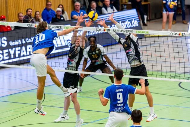 09.11.2025, GER, Volleyball, Saison 2025 2026, Maenner, DVV Pokal, Achtelfinale, Blue Volleys Gotha - Barock Volleys MTV Ludwigsburg Lauritz Jastrow (Blue Volleys Gotha) 99867 Gotha Sporthalle Sportanlage Ernesti Thüringen Deutschland