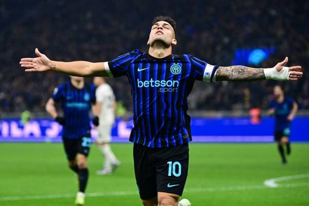 Inter Milan v Lazio - Serie A MILAN, ITALY - NOVEMBER 9: Lautaro Martinez of Inter Milan celebrates after scoring his team first goal during the Italian Serie A football match Inter Milan vs Lazio at San Siro Stadium in Milan, Italy on November 9, 2025 Piero Cruciatti Anadolu Milano Italy. Editorial use only. Please get in touch for any other usage.  Copyright: x2025xAnadoluxPieroxCruciattix