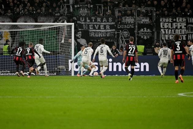 09.11.2025, xpsx, Fussball 1.Bundesliga, Eintracht Frankfurt - 1.FSV Mainz 05 v.l. Ritsu Doan (Eintracht Frankfurt) Torschuetze, erzielt das Tor, Treffer, scores the goal 1:0 Robin Zentner (FSV Mainz 05) (DFL DFB REGULATIONS PROHIBIT ANY USE OF PHOTOGRAPHS as IMAGE SEQUENCES and or QUASI-VIDEO) Frankfurt am Main