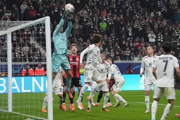 Torwart Robin Zentner (1. FSV Mainz 05, 27) klärt - Frankfurt 09.11.2025: Eintracht Frankfurt vs. 1. FSV Mainz 05, Deutsche Bank Park, 10. Spieltag Bundesliga
