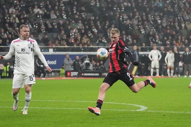 Jonathan Burkhardt (Eintracht Frankfurt, 09) zieht ab - Frankfurt 09.11.2025: Eintracht Frankfurt vs. 1. FSV Mainz 05, Deutsche Bank Park, 10. Spieltag Bundesliga