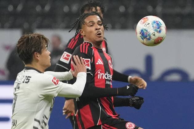 Jean-Matteo Bahoya (Eintracht Frankfurt, 19) gegen Kaishu Sano (1. FSV Mainz 05, 6) - Frankfurt 09.11.2025: Eintracht Frankfurt vs. 1. FSV Mainz 05, Deutsche Bank Park, 10. Spieltag Bundesliga
