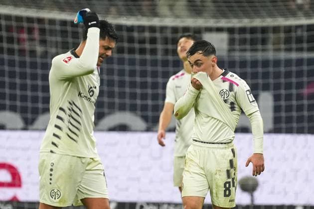 Nadiem Amiri (1. FSV Mainz 05, 10) und Paul Nebel (1. FSV Mainz 05, 8) nach der Niederlage frustriert und enttäuscht - Frankfurt 09.11.2025: Eintracht Frankfurt vs. 1. FSV Mainz 05, Deutsche Bank Park, 10. Spieltag Bundesliga
