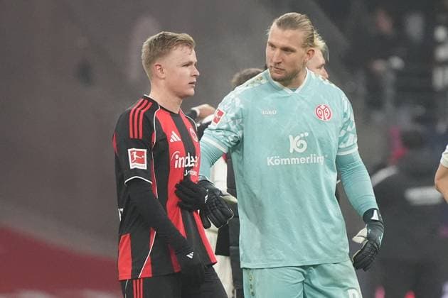 Jonathan Burkhardt (Eintracht Frankfurt, 09) mit Torwart Robin Zentner (1. FSV Mainz 05, 27) - Frankfurt 09.11.2025: Eintracht Frankfurt vs. 1. FSV Mainz 05, Deutsche Bank Park, 10. Spieltag Bundesliga