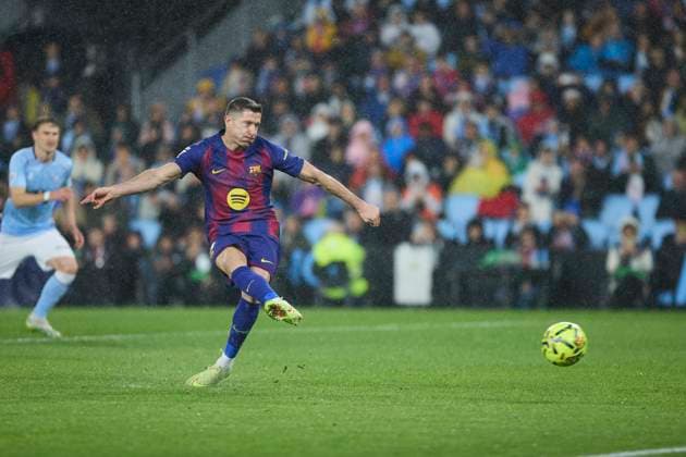 RC Celta de Vigo v FC Barcelona, Barca - LaLiga EA Sports VIGO, SPAIN - NOVEMBER 9: Robert Lewandowski of FC Barcelona in action during to the LaLiga EA Sports match between RC Celta de Vigo and FC Barcelona at Abanca Balaidos stadium on November 9, 2025 in Vigo, Spain. (Photo by Diego Simon Photo Players Images Magara Press) Vigo Abanca Balaidos Stadium Spain Copyright: xDiegoxSimonx