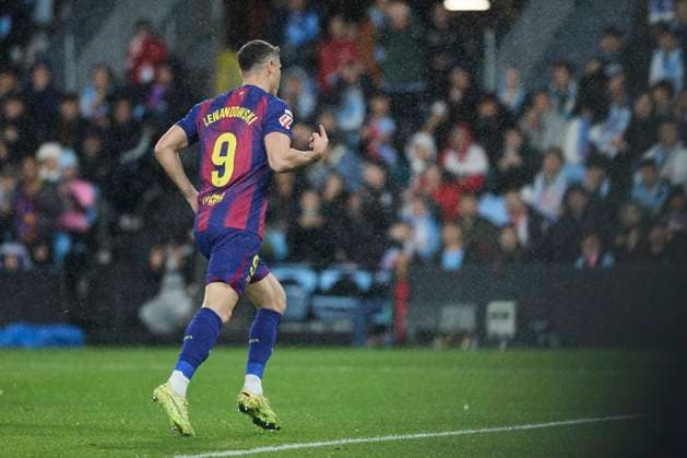RC Celta de Vigo v FC Barcelona, Barca - LaLiga EA Sports VIGO, SPAIN - NOVEMBER 9: Robert Lewandowski of FC Barcelona celebrates after scoring his team s first goal during to the LaLiga EA Sports match between RC Celta de Vigo and FC Barcelona at Abanca Balaidos stadium on November 9, 2025 in Vigo, Spain. (Photo by Diego Simon Photo Players Images Magara Press) Vigo Abanca Balaidos Stadium Spain Copyright: xDiegoxSimonx