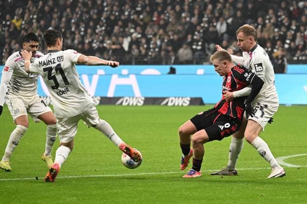 09.11.2025, xjhx, Fussball 1.Bundesliga, Eintracht Frankfurt - 1.FSV Mainz 05 v.l. Dominik Kohr (FSV Mainz 05) Jonathan Jonny Burkardt (Eintracht Frankfurt) Lennard Maloney (FSV Mainz 05) Zweikampf, Aktion, action, battle for the ball (DFL DFB REGULATIONS PROHIBIT ANY USE OF PHOTOGRAPHS as IMAGE SEQUENCES and or QUASI-VIDEO) Frankfurt am Main
