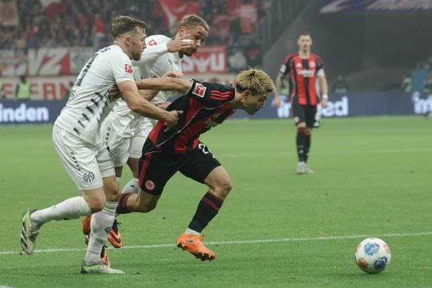 Eintracht Frankfurt - 1. FSV Mainz 05 , 1. FBL Ritsu Doan (Eintracht Frankfurt, 20) findet die Lücke zwischen Silvan Widmer (Mainz, 30) und Armindo Sieb (Mainz, 11) und trifft zum Tor zum 1:0. Bundesligaspiel zwischen Eintracht Frankfurt und dem 1. FSV Mainz 05 am 9. November 2025 im Deutsche Bank Park in Frankfurt am Main., Frankfurt am Main Hessen Deutschland Deutsche Bank Park