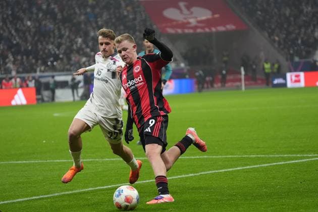 Jonathan Burkhardt (Eintracht Frankfurt, 09) gegen Nikolas Veratschnig (1. FSV Mainz 05, 22) - Frankfurt 09.11.2025: Eintracht Frankfurt vs. 1. FSV Mainz 05, Deutsche Bank Park, 10. Spieltag Bundesliga