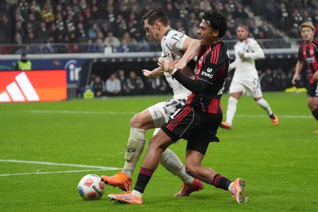 Dominik Kohr (1. FSV Mainz 05, 31) schlägt Nathaniel Brown (Eintracht Frankfurt, 21) den Arm ins Gesicht - Frankfurt 09.11.2025: Eintracht Frankfurt vs. 1. FSV Mainz 05, Deutsche Bank Park, 10. Spieltag Bundesliga