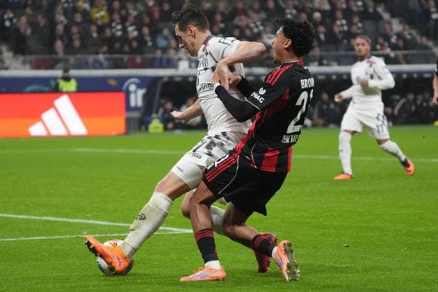 Dominik Kohr (1. FSV Mainz 05, 31) schlägt Nathaniel Brown (Eintracht Frankfurt, 21) den Arm ins Gesicht - Frankfurt 09.11.2025: Eintracht Frankfurt vs. 1. FSV Mainz 05, Deutsche Bank Park, 10. Spieltag Bundesliga