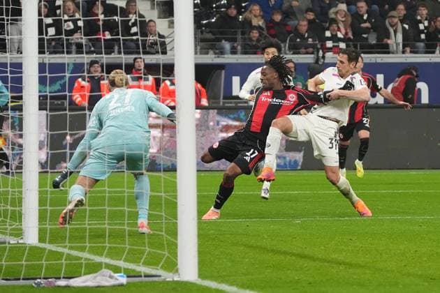 Dominik Kohr (1. FSV Mainz 05, 31) hält Elye Wahi (Eintracht Frankfurt, 17), aber es gibt keinen Elfmeter - Frankfurt 09.11.2025: Eintracht Frankfurt vs. 1. FSV Mainz 05, Deutsche Bank Park, 10. Spieltag Bundesliga