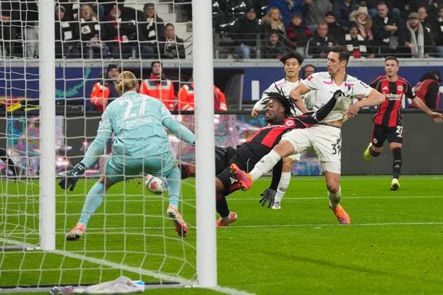 Dominik Kohr (1. FSV Mainz 05, 31) hält Elye Wahi (Eintracht Frankfurt, 17), aber es gibt keinen Elfmeter - Frankfurt 09.11.2025: Eintracht Frankfurt vs. 1. FSV Mainz 05, Deutsche Bank Park, 10. Spieltag Bundesliga