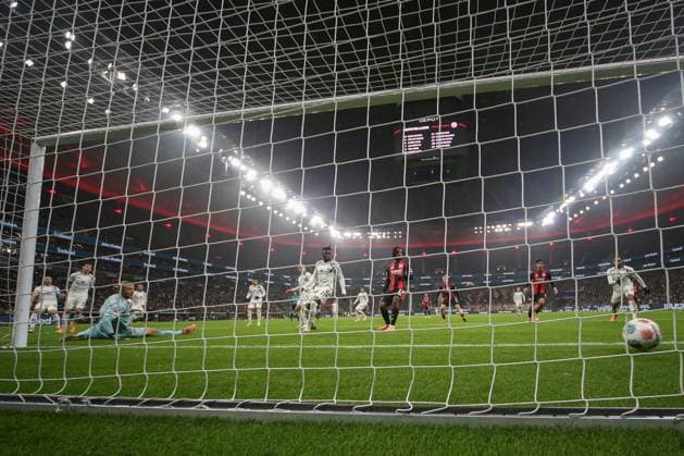 Fußball 1. Bundesliga - Eintracht Frankfurt - 1. FSV Mainz 05 am 09.11.2025 im Deutsche Bank Park in Frankfurt Ritsu Doan (Frankfurt 20) erzielt gegen Torwart Robin Zentner (Mainz 27) das Tor zum 1 zu 0