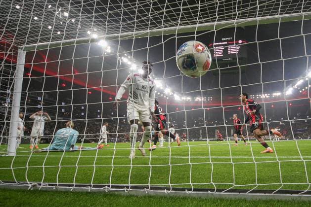 Fußball 1. Bundesliga - Eintracht Frankfurt - 1. FSV Mainz 05 am 09.11.2025 im Deutsche Bank Park in Frankfurt Ritsu Doan (Frankfurt 20) erzielt gegen Torwart Robin Zentner (Mainz 27) das Tor zum 1 zu 0