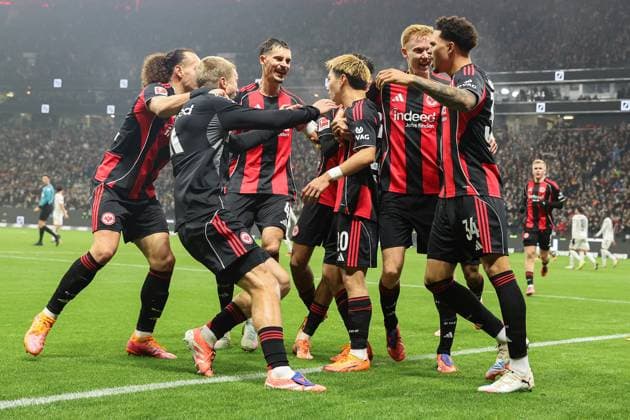 Fußball 1. Bundesliga - Eintracht Frankfurt - 1. FSV Mainz 05 am 09.11.2025 im Deutsche Bank Park in Frankfurt Jubel, Torjubel, Torschuetze, Torschütze Ritsu Doan (Frankfurt 20) jubelt nach seinem Tor zum 1 zu 0 mit der Mannschaft