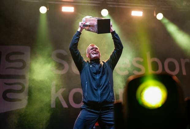 SÖLVESBORG, SVERIGE 20251109 Mjällbys Jacob Bergström lyfter SM-pokalen pa scenen under kommunens officiella firande i Sölvesborg. SÖLVESBORG SVERIGE x9200x Copyright: xBjörnxLarssonxRosvall TTx MJÄLLBY SM-GULD