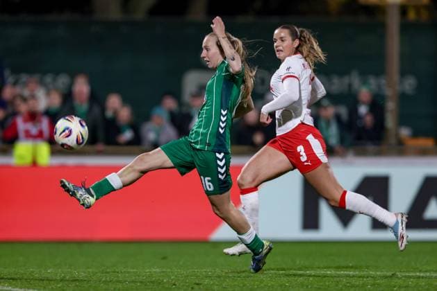 Torschützin Emöke Papai (SV Werder Bremen, 16) erzielt das Tor zum 2:1, Treffer, Highlight, Torerfolg, Andrea Norheim (RB Leipzig, 3), DIE DFB-RICHTLINIEN UNTERSAGEN JEGLICHE NUTZUNG VON FOTOS ALS SEQUENZBILDER UND ODER VIDEOÄHNLICHE FOTOSTRECKEN. DFB REGULATIONS PROHIBIT ANY USE OF PHOTOGRAPHS AS IMAGE SEQUENCES AND OR QUASI-VIDEO., 09.11.2025, Bremen (Deutschland), Fussball, Google Pixel Frauen-Bundesliga, SV Werder Bremen - RB Leipzig