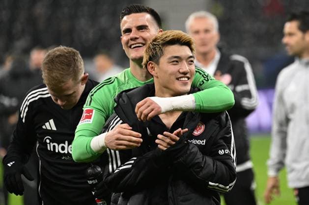 09.11.2025, xjhx, Fussball 1.Bundesliga, Eintracht Frankfurt - 1.FSV Mainz 05 v.l. Jubel, Freude über den Sieg Ritsu Doan (Eintracht Frankfurt) Michael Zetterer (Eintracht Frankfurt) (DFL DFB REGULATIONS PROHIBIT ANY USE OF PHOTOGRAPHS as IMAGE SEQUENCES and or QUASI-VIDEO) Frankfurt am Main