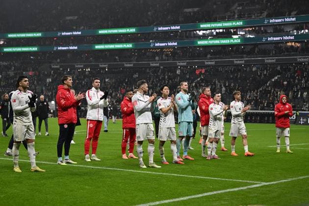 09.11.2025, xpsx, Fussball 1.Bundesliga, Eintracht Frankfurt - 1.FSV Mainz 05 v.l. Mainzer Spieler Enttäuscht, traurig, frustriert (DFL DFB REGULATIONS PROHIBIT ANY USE OF PHOTOGRAPHS as IMAGE SEQUENCES and or QUASI-VIDEO) Frankfurt am Main