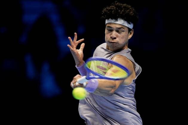 United States™ Ben Shelton returns the ball to Germany s Alexander Zverev during the singles tennis match of the ATP, Tennis Herren World Tour Finals at the Inalpi Arena in Turin, Italy - Sunday, Nov. 9, 2025. - .  Copyright: xMarcoxAlpozzi LaPressex