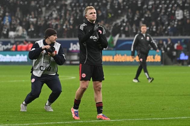 09.11.2025, xpsx, Fussball 1.Bundesliga, Eintracht Frankfurt - 1.FSV Mainz 05 v.l. Jonathan Jonny Burkardt (Eintracht Frankfurt) bedankt sich bei den Mainzer Fans (DFL DFB REGULATIONS PROHIBIT ANY USE OF PHOTOGRAPHS as IMAGE SEQUENCES and or QUASI-VIDEO) Frankfurt am Main