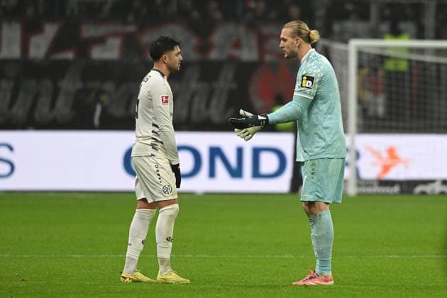 09.11.2025, xpsx, Fussball 1.Bundesliga, Eintracht Frankfurt - 1.FSV Mainz 05 v.l. Nadim Amiri (FSV Mainz 05) Robin Zentner (FSV Mainz 05) Enttäuscht, traurig, frustriert (DFL DFB REGULATIONS PROHIBIT ANY USE OF PHOTOGRAPHS as IMAGE SEQUENCES and or QUASI-VIDEO) Frankfurt am Main