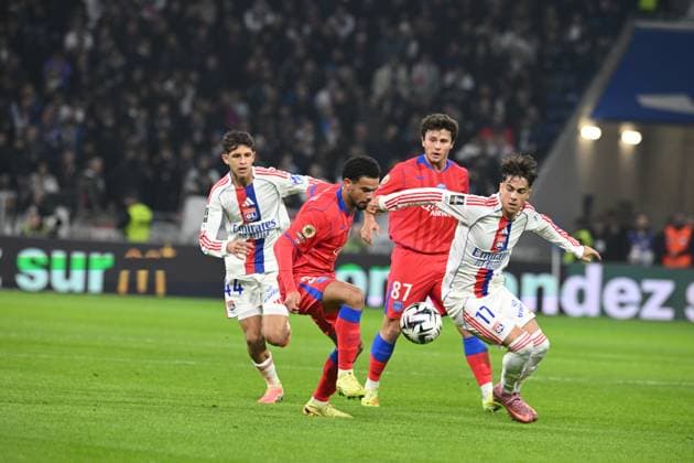Football : Olympique Lyonnais v Paris Saint Germain PSG -French ligue 1 Warren ZaÃ¯re-Emery of Paris during the French ligue 1 match between Olympique Lyonnais and Paris Saint Germain PSG at Groupama Stadium Decines Charpieu Lyon on November 09 2025 , France  Copyright: xALLILI_MOURADx