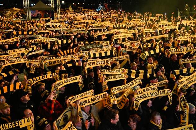 SÖLVESBORG, SVERIGE 20251109 Publiken hyllar Mjällby-spelarna under kommunens officiella firande i Sölvesborg för att uppmärksamma klubbens SM-guld i fotboll. SÖLVESBORG SVERIGE x50090x Copyright: xJohanxNilsson TTx MJÄLLBY SM-GULD