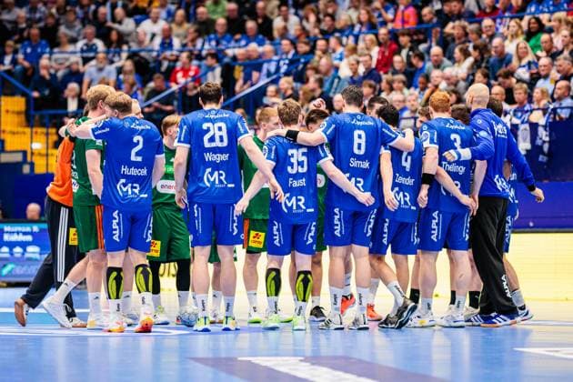 Begruessung der Mannschaften GER, TBV Lemgo Lippe vs. TSV Hannover-Burgdorf, Handball, 1. Bundesliga, 11. Spieltag, Spielzeit 2025 2026, 09.11.2025 Lemgo Copyright: xJanxRollingerx