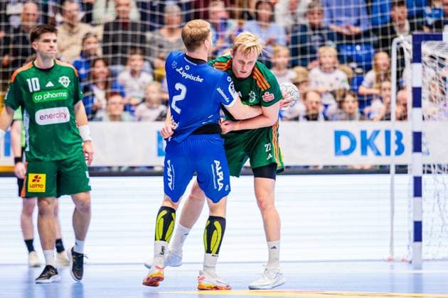 v.l. Lukas Hutecek (TBV Lemgo Lippe, 02), Marian Michalczik (TSV Hannover-Burgdorf, 22) GER, TBV Lemgo Lippe vs. TSV Hannover-Burgdorf, Handball, 1. Bundesliga, 11. Spieltag, Spielzeit 2025 2026, 09.11.2025 GER, TBV Lemgo Lippe vs. TSV Hannover-Burgdorf, Handball, 1. Bundesliga, 11. Spieltag, Spielzeit 2025 2026, 09.11.2025 Lemgo Copyright: xEibner-Pressefoto JanxRollingerx EP_JSK