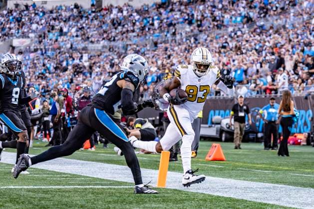 November 9, 2025, Charlotte, North Carolina, U.S: October 12, 2025, Charlotte, North Carolina, USA: New Orleans Saints tight end Juwan Johnson (83) scores a touchdown during the second half of the game at Bank of America Stadium. The New Orleans Saints went on to win 17 to 7 over the Carolina Panthers. Charlotte U.S - ZUMAw123 20251109_fap_w123_036 Copyright: xJasonxWallex