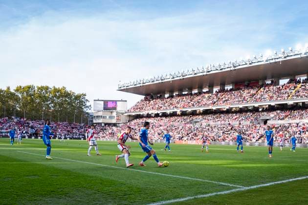 Rayo Vallecano vs Real Madrid - LaLiga EA Sports Alvaro Carreras of Real Madrid (C) passes the ball during the LaLiga EA Sports football match between Rayo Vallecano and Real Madrid at Estadio Vallecas on November 09, 2025 in Madrid, Spain. Madrid Estadio Vallecas Madrid Spain Copyright: xAlbertoxGardinx AGardin_20251109_Foot_Liga_Rayo_ReaMad_0072