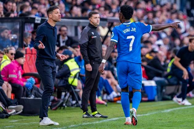 Rayo Vallecano vs Real Madrid - LaLiga EA Sports Vinicius Junior of Real Madrid (R) is seen arguing with Xabi Alonso (L), head coach of Real Madrid, during the LaLiga EA Sports football match between Rayo Vallecano and Real Madrid at Estadio Vallecas on November 09, 2025 in Madrid, Spain. Madrid Estadio Vallecas Madrid Spain Copyright: xAlbertoxGardinx AGardin_20251109_Foot_Liga_Rayo_ReaMad_0258