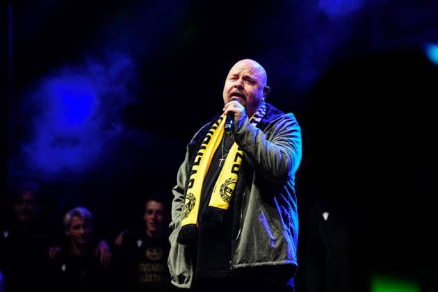 SÖLVESBORG, SVERIGE 20251109 Anders Bagge uppträder under hyllningen till Mjällby vid kommunens officiella firande i Sölvesborg för att uppmärksamma klubbens SM-guld. SÖLVESBORG SVERIGE x9200x Copyright: xBjörnxLarssonxRosvall TTx MJÄLLBY SM-GULD
