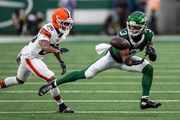New York Jets wide receiver John Metchie III (3) goes for the catch with Cleveland Browns cornerback Myles Harden (26) defending during an NFL, American Football Herren, USA football game, Sunday, Nov. 9, 2025, in East Rutherford, NJ. ( Cal Media) East Rutherford United States of America - ZUMAc04_ 20251109_zma_c04_106 Copyright: xChristopherxSzagolax
