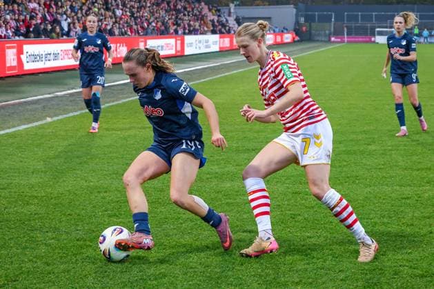 09.11.2025, xsscx, Frauen Fussball, 1. FC Koeln - TSG 1899 Hoffenheim, 1. Fuï¬‚ball Bundesliga, 10. Spieltag, Franz-Kremer-Stadion, Saison 2025 2026: Marie Steiner (TSG Hoffenheim 19) im Zweikampf gegen Anna-Lena Stolze (1. FC Koeln 07) DFB regulations prohibit any use of photographs as image sequences and or quasi-video. Nordrhein-Westfalen Germany