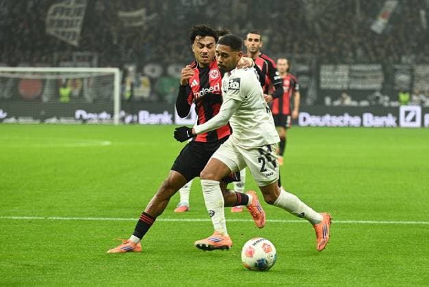 09.11.2025 xhpx Frankfurt am Main, Deutsche Bank Park Bundesliga Saison 2025 2026 Eintracht Frankfurt - 1. FSV Mainz 05 Nathaniel Brown (21, Eintracht Frankfurt) gegen Philipp Mwene (2, FSV Mainz) DFL DFB REGULATIONS PROHIBIT ANY USE OF PHOTOGRAPHS AS IMAGE SEQUENCES AND OR QUASI-VIDEO.