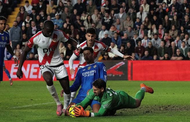 November 9, 2025, Madrid, Madrid, Spain: JUDE BELLINGHAM of Real Madrid and AUGUSTO BATALLA of Rayo Vallecano during the LaLiga EA Sports match between Rayo Vallecano de Madrid and Real Madrid CF at Estadio de Vallecas. Madrid Spain - ZUMAd308 20251109_zsp_d308_048 Copyright: xJuanxCarlosxLucasx