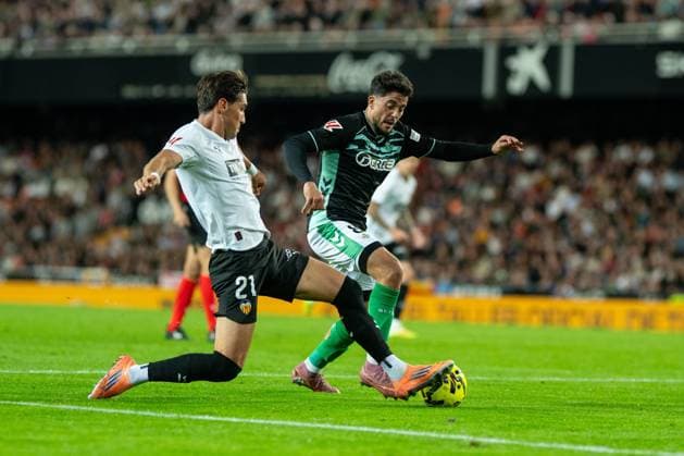 Spanish La Liga EA Sports soccer match Valencia vs Betis at Mestalla stadium in Valencia, Spain, 09 November 2025 900 Cordon Press  900 CordonxPress LOF - Valencia vs Betis