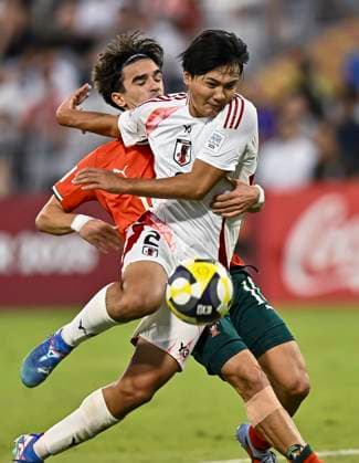 Portugal v Japan: Group B - FIFA U-17 World Cup Qatar 2025 Asuto Fujita (R) of Japan and Mateus Mide of Portugal in action during the FIFA U-17 World Cup Qatar 2025 Group B match between Portugal and Japan in Doha, Qatar, on November 9, 2025. DOHA Qatar Copyright: xNOUSHADxTHEKKAYILx