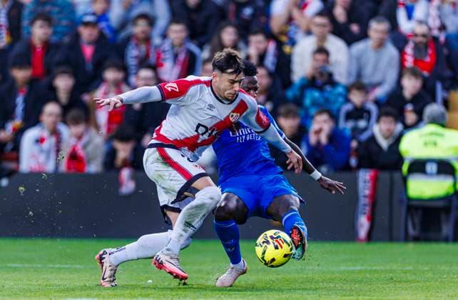 Rayo Vallecano vs Real Madrid CF - LaLiga EA Sports - 09 11 2025 Andrei Ratiu of Rayo Vallecano (L) battles for the ball with Vinicius Junior of Real Madrid CF (R) during the LaLiga EA Sports match between Rayo Vallecano and Real Madrid CF at Estadio de Vallecas on November 09, 2025 in Madrid, Spain. Madrid Spain Copyright: xPabloxGarcia PGSxPhotoxAgencyx