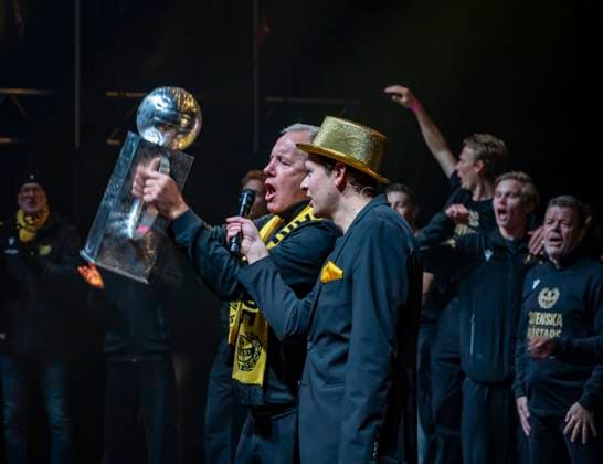 SÖLVESBORG 2025-11-09 Sports director Hasse Larsson with the trophy as Mjällby is celebrated during the municipality s official celebration in Innerhamnen in Sölvesborg on Sunday to mark the club s Swedish Championship gold in football. SÖLVESBORG SWEDEN x50090x