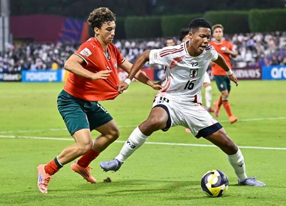 Portugal v Japan: Group B - FIFA U-17 World Cup Qatar 2025 Simonyu Mendy (R) of Japan and Joao Aragao of Portugal in action during the FIFA U-17 World Cup Qatar 2025 Group B match between Portugal and Japan in Doha, Qatar, on November 9, 2025. DOHA Qatar Copyright: xNOUSHADxTHEKKAYILx