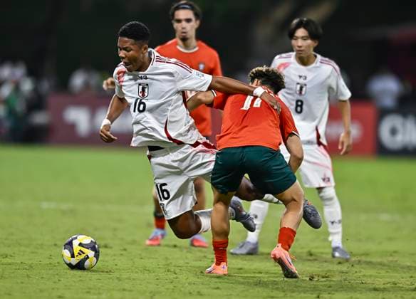 Portugal v Japan: Group B - FIFA U-17 World Cup Qatar 2025 Simonyu Mendy (L) of Japan and Joao Aragao of Portugal in action during the FIFA U-17 World Cup Qatar 2025 Group B match between Portugal and Japan in Doha, Qatar, on November 9, 2025. DOHA Qatar Copyright: xNOUSHADxTHEKKAYILx