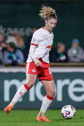 Julia Landenberger (RB Leipzig, 21) am Ball, Freisteller, Einzelbild, Ganzkörper, Aktion, Action, Spielszene, DIE DFB-RICHTLINIEN UNTERSAGEN JEGLICHE NUTZUNG VON FOTOS ALS SEQUENZBILDER UND ODER VIDEOÄHNLICHE FOTOSTRECKEN. DFB REGULATIONS PROHIBIT ANY USE OF PHOTOGRAPHS AS IMAGE SEQUENCES AND OR QUASI-VIDEO., 09.11.2025, Bremen (Deutschland), Fussball, Google Pixel Frauen-Bundesliga, SV Werder Bremen - RB Leipzig