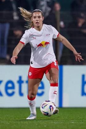 Andrea Norheim (RB Leipzig, 3) am Ball, Freisteller, Einzelbild, Ganzkörper, Aktion, Action, Spielszene, DIE DFB-RICHTLINIEN UNTERSAGEN JEGLICHE NUTZUNG VON FOTOS ALS SEQUENZBILDER UND ODER VIDEOÄHNLICHE FOTOSTRECKEN. DFB REGULATIONS PROHIBIT ANY USE OF PHOTOGRAPHS AS IMAGE SEQUENCES AND OR QUASI-VIDEO., 09.11.2025, Bremen (Deutschland), Fussball, Google Pixel Frauen-Bundesliga, SV Werder Bremen - RB Leipzig